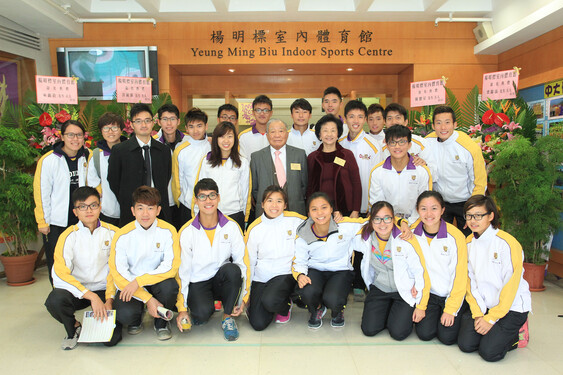 Dr. Yeung Min-biu and Mrs. Yeung Au Po-kee with the CUHK rowing team